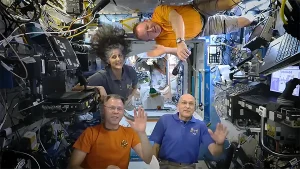 Los cuatro astronautas de la NASA pertenecientes a la tripulación de la Expedición 72 de la Estación Espacial Internacional, Suni Williams, Nick Hague, Butch Wilmore y Don Pettit, en órbita a más de 400 kilómetros sobre la Tierra, podrán disfrutar de una cena de Acción de Gracias algo tradicional, pero con algunos retoques.