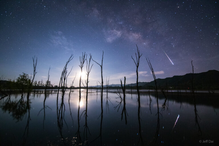 Meteoro de las Líridas sobre un lago