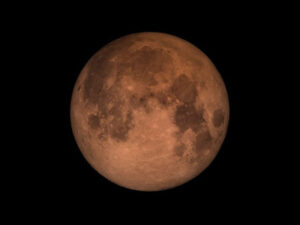 La noche del 13 al 14 de Marzo de 2025 tendrá lugar un hermoso acontecimiento para los amantes de la astronomía: un eclipse total de luna y un fenómeno conocido como "luna de sangre".